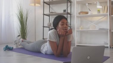 Tembel spor dizüstü bilgisayar, neşeli kadın yoga evi.