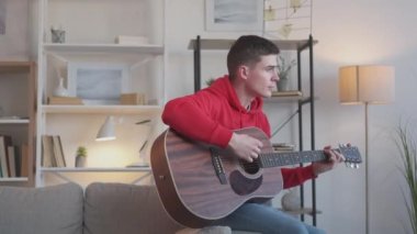 adam gitarist müzik keyfi akorları evde çalıyor