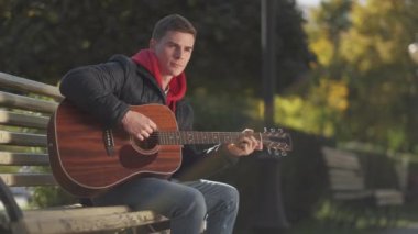 Sokak müzisyeni gitar çalıyor.