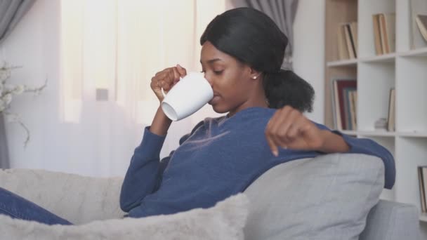 Domenica rilassante accogliente riposo donna bere caffè — Video Stock