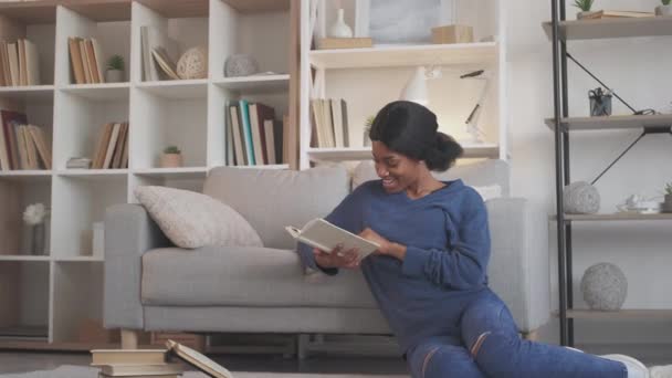 Lectura estilo de vida tiempo libre casa mujer libro — Vídeos de Stock