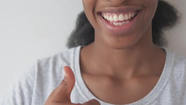 Pouce vers le haut geste excellent service femme sourire — Video