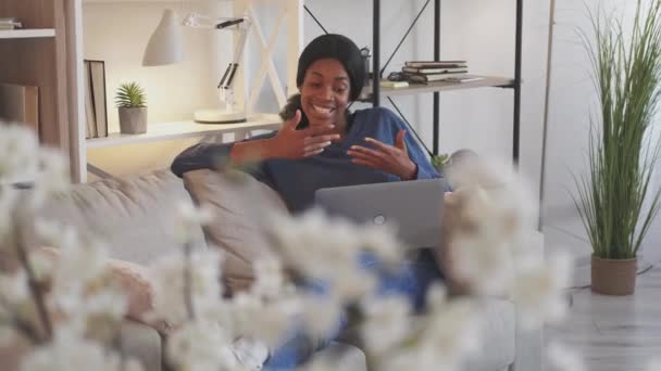 Video czat internet połączenie laptop szczęśliwa kobieta dom — Wideo stockowe