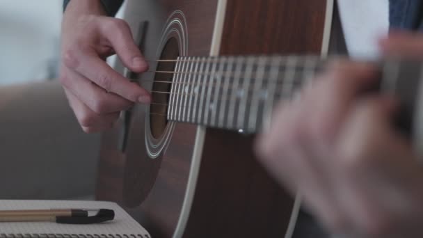 Gitarrenspielender Musiker Freizeit Mann reicht Saite — Stockvideo