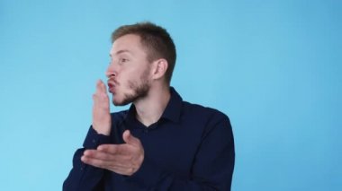 Hava öpücüğü yolluyor sempati adamı öpüyor gif döngüsü
