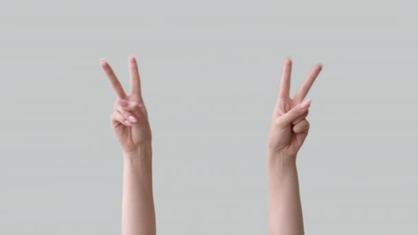 Friedensgeste Siegesfeier Hände gegen Zeichen — Stockvideo