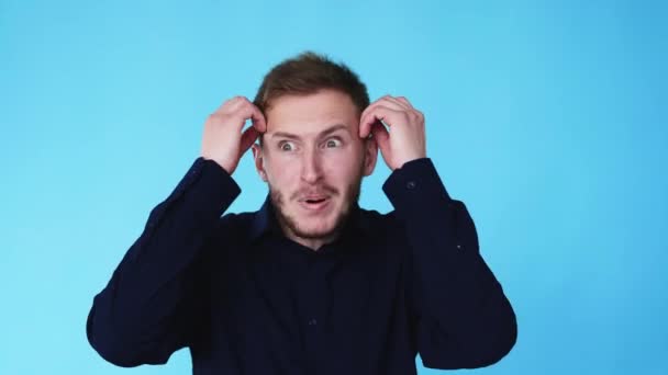 Šokovaný muž neočekávaný problém stres gif smyčka — Stock video