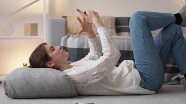 Téléphone flux vidéo appel femme parler maison en ligne — Video