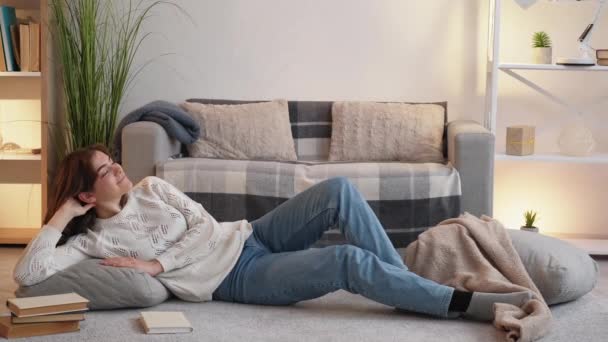 Casa descanso perezoso fin de semana mujer relajante sala de estar — Vídeos de Stock