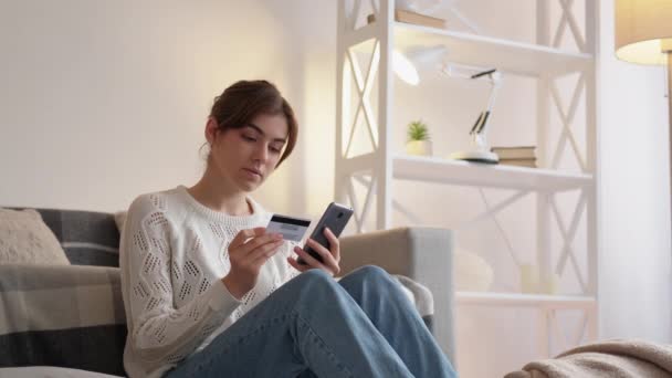 Pagamento on-line internet ordem mulher cartão de telefone — Vídeo de Stock