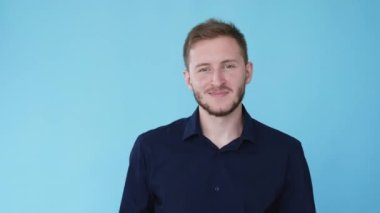 Zengin iş adamı para fırlatıyor.