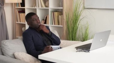 Ofis masasını düşünerek düşünceli bir iş adamı.