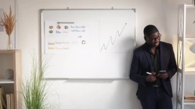 pazarlama büyümesi finansal strateji adam satış grafiği