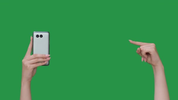 携帯電話を示すモバイルアプリデジタルマーケティングの手 — ストック動画
