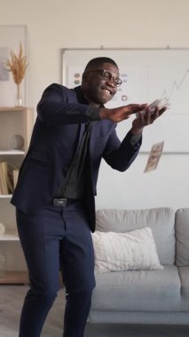 Zengin iş adamları dolar para kazanıyor.