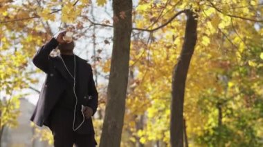 müzik rahatla kahve adam kulaklık parkı