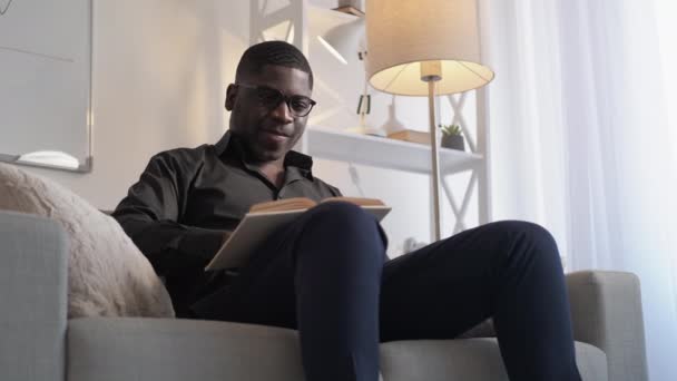 Libro motivacional crecimiento personal hombre leyendo en casa — Vídeos de Stock