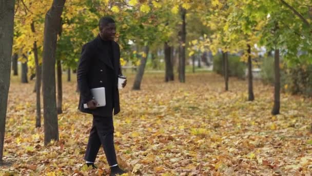 Werk pauze park lopen dromerige man laptop herfst — Stockvideo