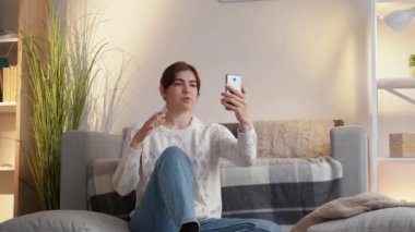 Cep telefonu görüntülü iletişim kadını evine
