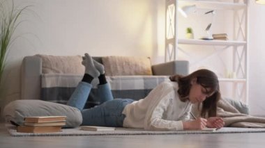 Günlük yazma, kadın oturma odası eğitimi.