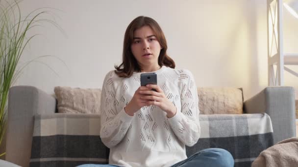Telefon bedrägeri mobil problem förvirrad kvinna hem — Stockvideo