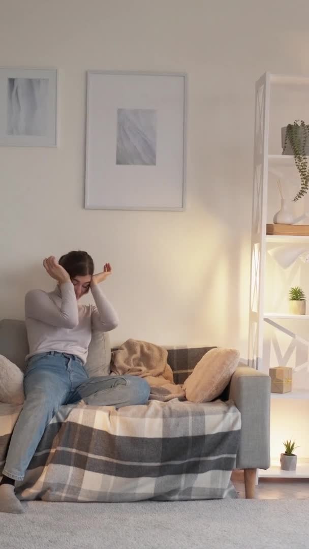 Stanca donna stanchezza riposo divano pisolino esausto casa — Video Stock