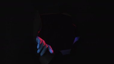 Laboratuvar korku eli siyah yırtık duvarı delip geçiyor.