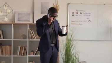 İş görüşmeleri, iş sorunları, telefon ofisi.