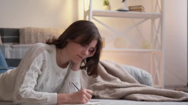 Ev kadınlarının günlük planlama notları yazıyorum.