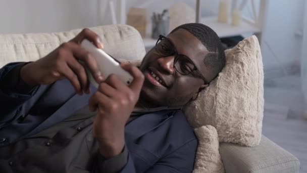 Мобільний розважальний телефон ігровий чоловік диван офіс — стокове відео