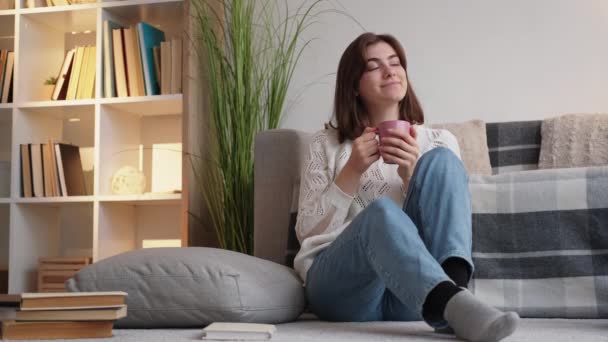 Утренний кофе уютный отдых дома счастливая женщина кружка — стоковое видео