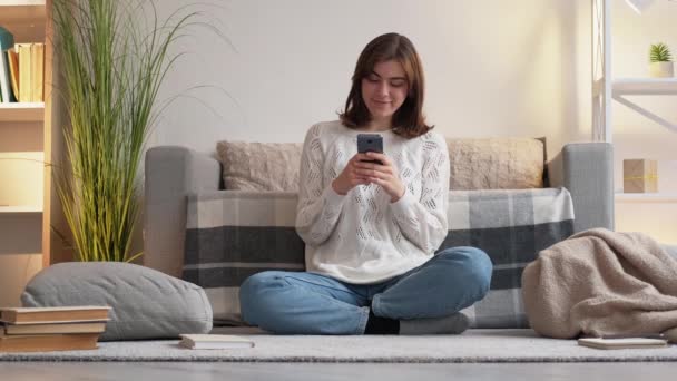 Telefon chatta gadget fritid hem kvinna skriva — Stockvideo