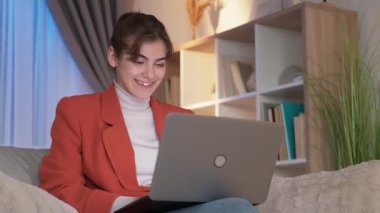 Çevrimiçi iş internet kadın dizüstü bilgisayarı