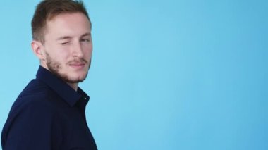Göz kırpan adam ilginç bir fikir. Gizli göz jigolosu.