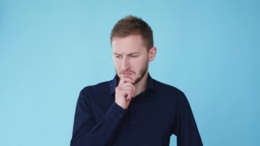 Şüpheli ifade zor seçim düşünen adam gif