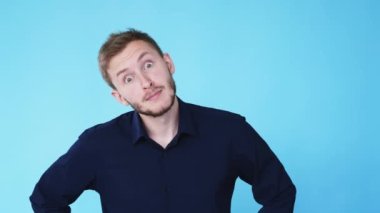 Bakan adam güvensizdir. Duygusal bakışlar atan adam Gif döngüsü.