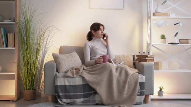 Telefoon praten mobiele communicatie home vrouw bellen — Stockvideo