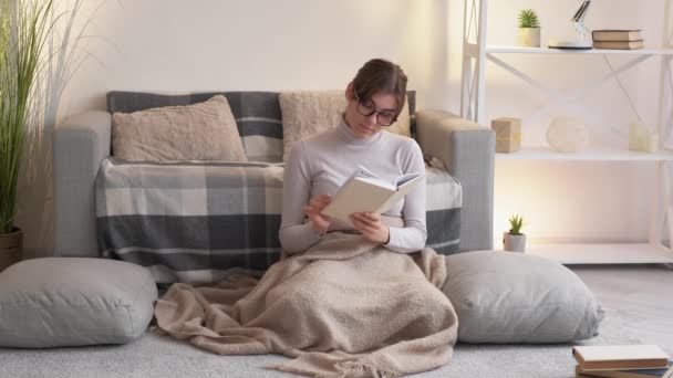 Kniha volný čas čtení hobby domácí žena obývací pokoj — Stock video