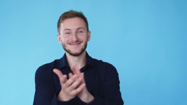 Applaudissements homme fier satisfaction applaudissant gif — Video