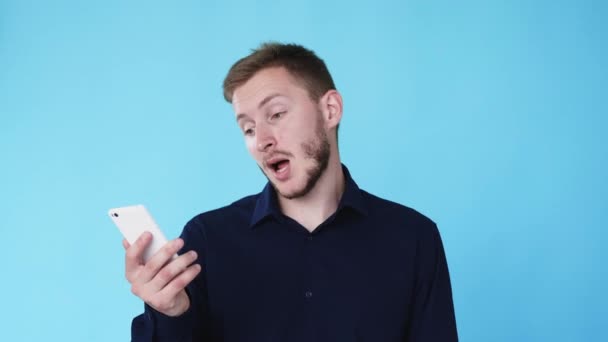 Nudné volání blah výraz muž telefon gif smyčka — Stock video