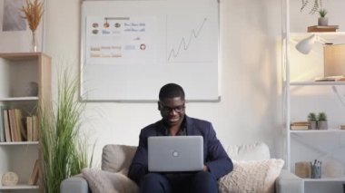 Online iş dünyası İnternet işçisi laptop ofisi