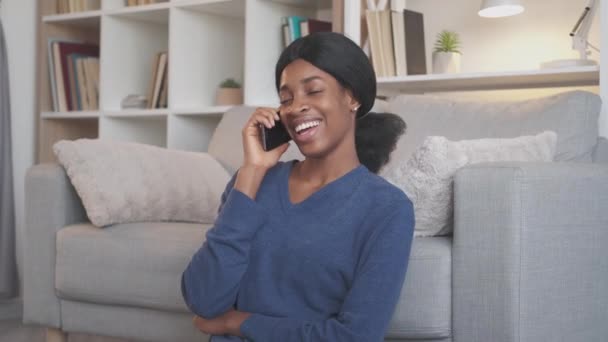 Telefon hovor mobilní talk gadget žena chatování doma — Stock video