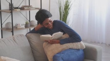 Kadınları evde okumak, kitap okuyarak rahatlamak.