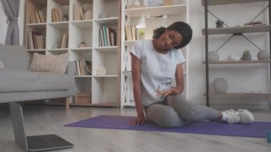 Çevrimiçi yoga eğitmeni egzersiz sınıfı kadın dizüstü bilgisayar