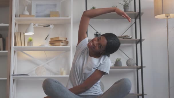 Pilates entrenamiento fitness principiante casa gimnasio mujer — Vídeos de Stock