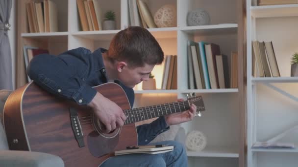 Κιθάρα μάθηση μουσικός καεί ενοχλημένος άνθρωπος στο σπίτι — Αρχείο Βίντεο