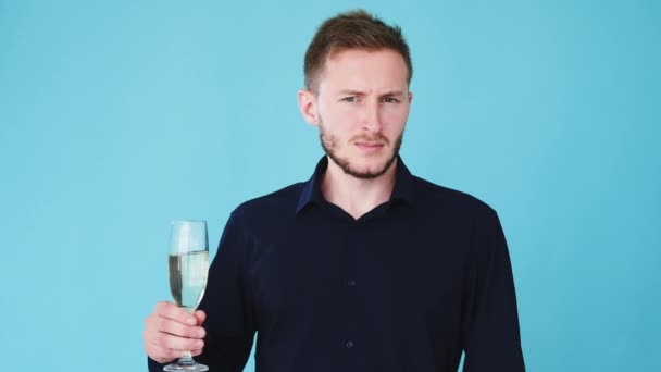 Vino malo bebida estropeada hombre champán gif loop — Vídeos de Stock