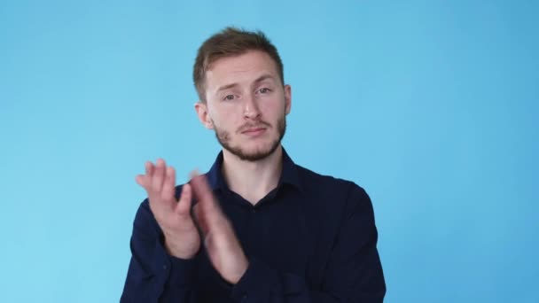 Skeptický muž neohromený výraz tleskání gif — Stock video