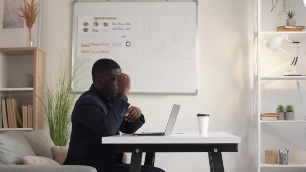 Trabalho fadiga negócio excesso de trabalho homem cansado escritório — Vídeo de Stock