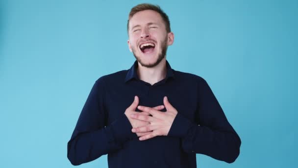 Lachender Mann lustiger Witz, der laut gif loop kichert — Stockvideo